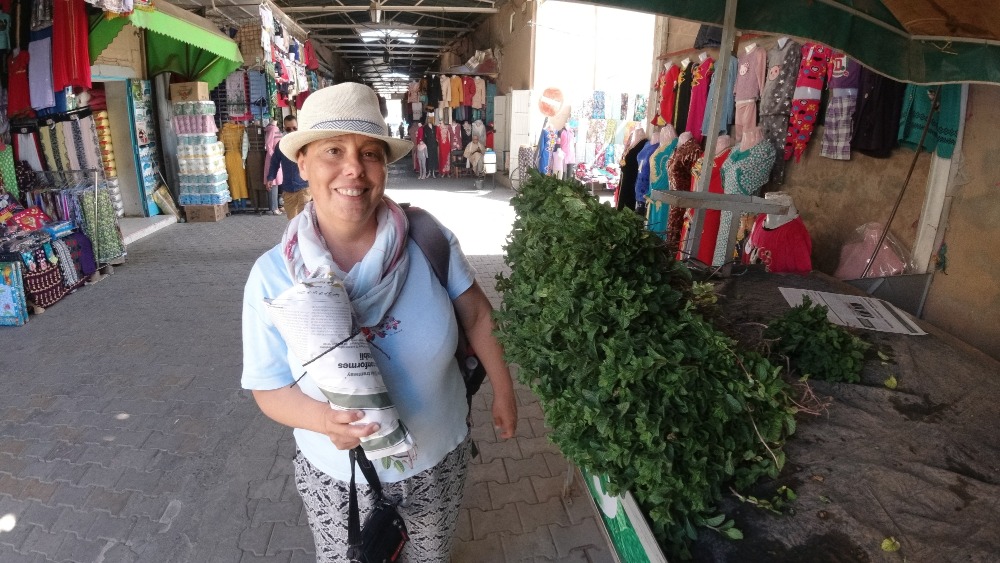 Tiznit - Maroko - trh nakupujeme mátu